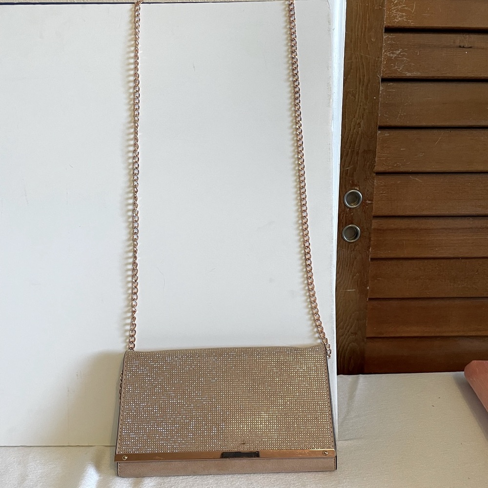 Beautiful vintage clutch or hanging purse clutch bag in gold tone with shine!